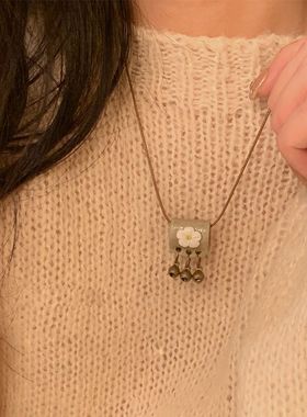 复古民族风陶瓷蝴蝶铃铛吊坠项链女2026年新款潮长款毛衣链配饰品