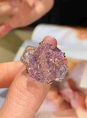 爆闪粉色多切面方钻戒指女款轻奢