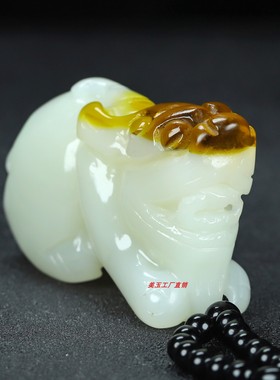 和田玉且末糖糖白玉貔貅手把件