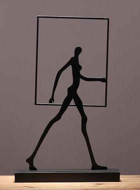 现代简约创意抽象铁艺人物摆件样板房新中式客厅书架玄关装饰摆设