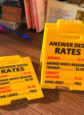 大尺寸ANSWER DESK RATES办公室警告名言小心过度刺激办公桌摆件