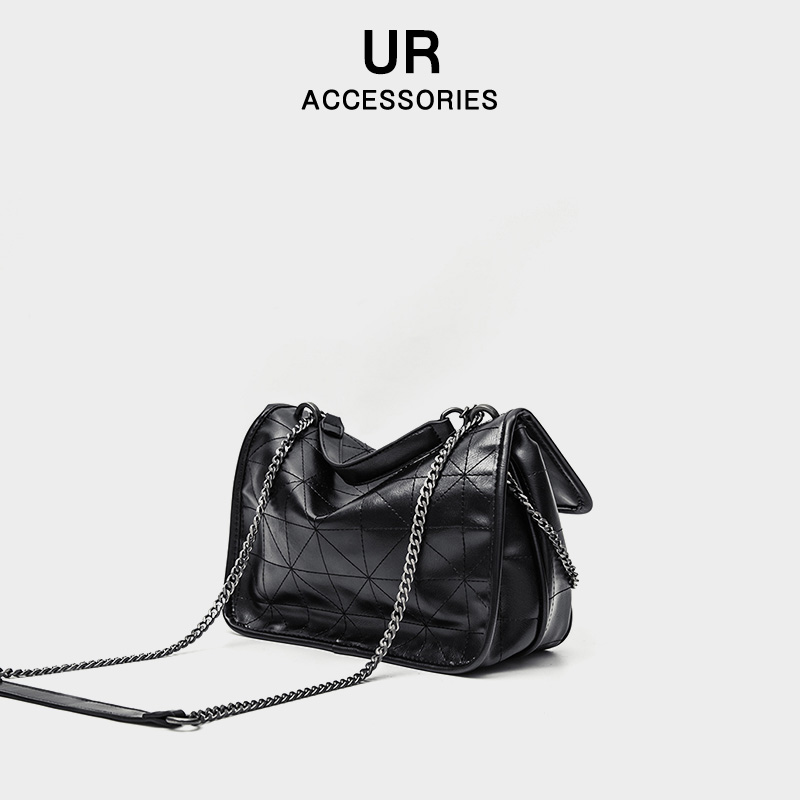 UR通勤风单肩包包大容量带链条邮差包2024新款车缝线软皮斜挎女包