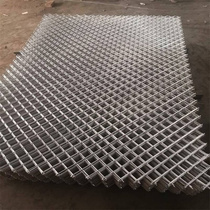 Set to be decorated rhomboid mesh sheet plus coarse welded barbed wire construction protective fences net spot galvanized inclined square mesh sheet