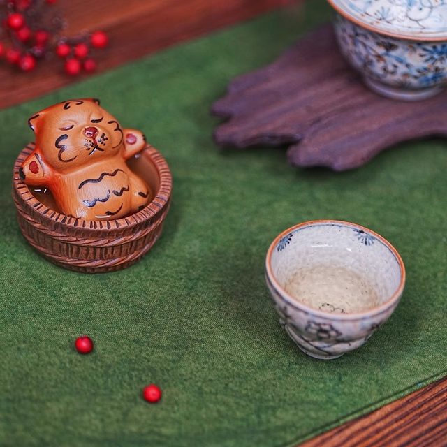 Handmade purple clay tiger lying flat tiger tea pet ornaments can be used to raise tea players, home tea table desktop tea tray decoration