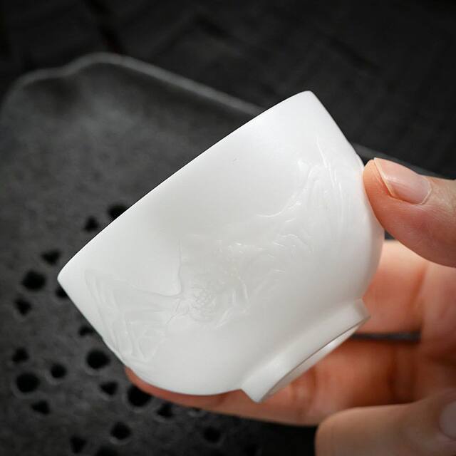 Relief landscape high-end ice-seed suet jade master cup single cup tea cup personal special ceramic Kung Fu tea set