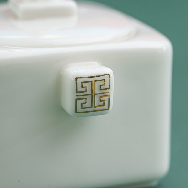 Suet-fat jade hand-grabbing pot for household high-end tea making special ceramic Kung Fu tea set tea water separation single pot 2026 new style