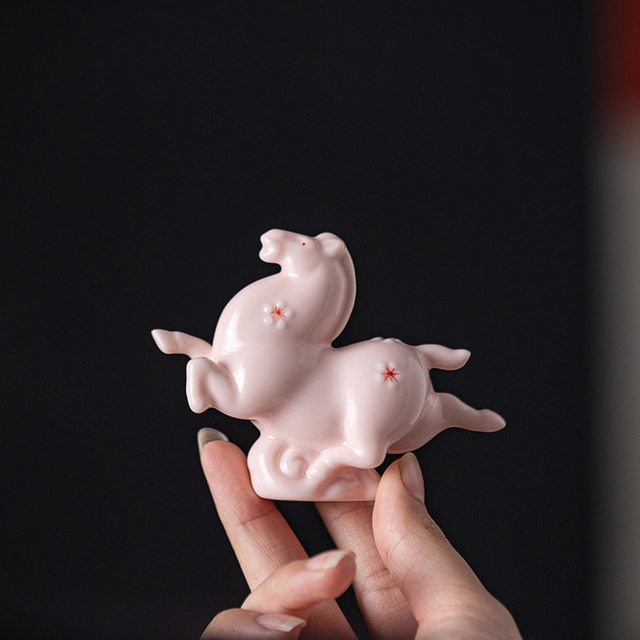 Creative ceramic five-flowered horse, small Tang horse tea pet ornaments, high-quality zodiac horse tea ceremony desktop tea set decorations
