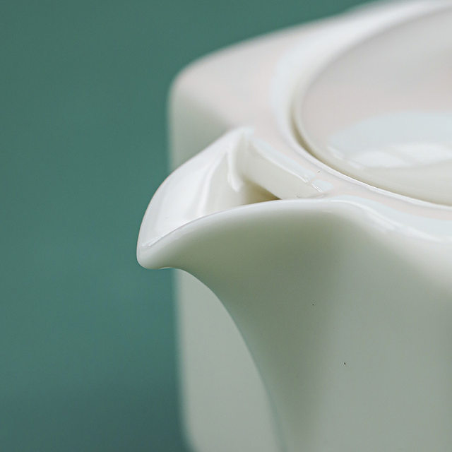 Suet-fat jade hand-grabbing pot for household high-end tea making special ceramic Kung Fu tea set tea water separation single pot 2026 new style