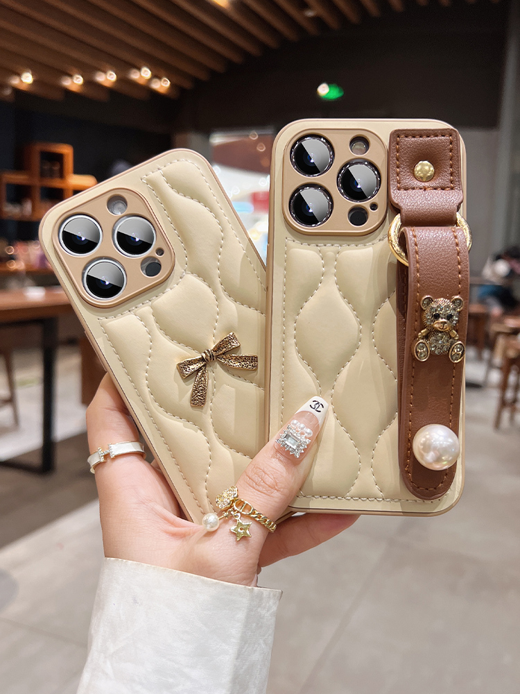 水钻小熊腕带适用iphone15promax手机壳新款苹果14皮纹蝴蝶结小众高级感13网红可爱防摔12创意简约11pm女款