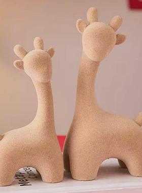 婚庆植绒长颈鹿树脂摆件桌摆红色喜庆长颈鹿植绒工艺品婚房装饰