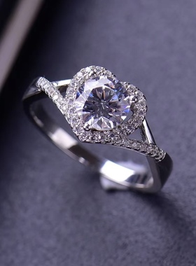 镶嵌莫桑石爱心扭臂戒指