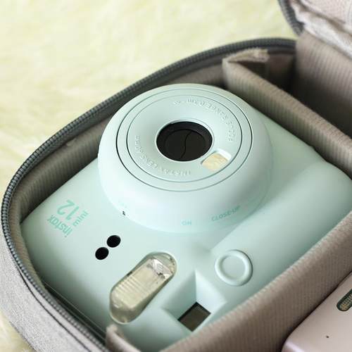 适用于于富士拍立得mini12相机收纳包大容量多用途合一防刮防磕碰大容量可调节隔板防震防压收纳手提包 - 图1