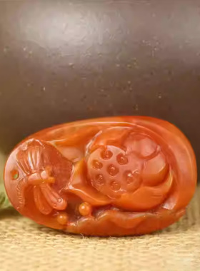 保山南红玛瑙无优化蜻蜓莲花挂件