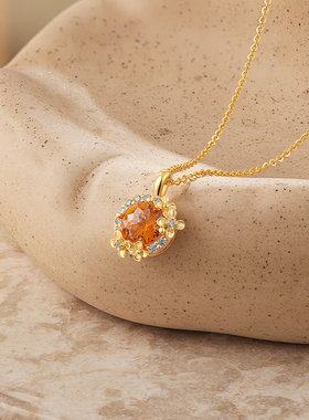 周六福花朵项链女S925银链坠黄金色轻奢小众百搭圣诞礼物送女友