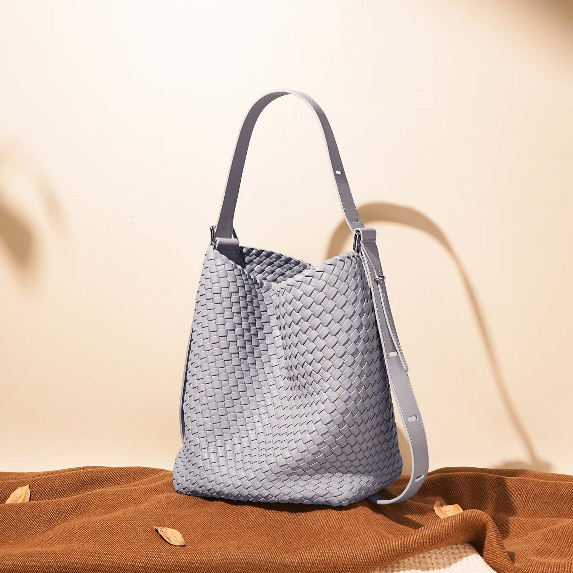 牛皮水桶包爆款女包慵懒风轻奢大容量通勤包时尚高级感单肩斜挎包,淘宝优惠券,粉丝福利购,淘宝优惠卷