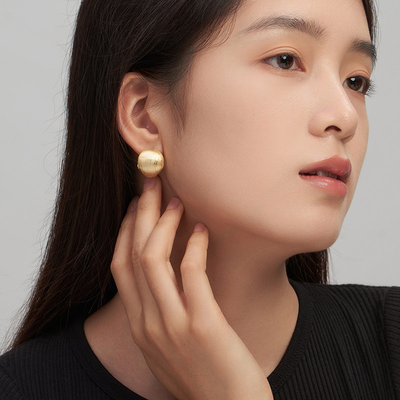 梦金园拉丝质感纯银耳钉夸张大气质耳勾设计师款小众高级感银耳饰,淘宝优惠券,粉丝福利购,淘宝优惠卷