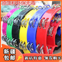 Xinjiang pubs entertainment KTV rattles kindergarten teacher with hand bell children hand in hand with sandhammer