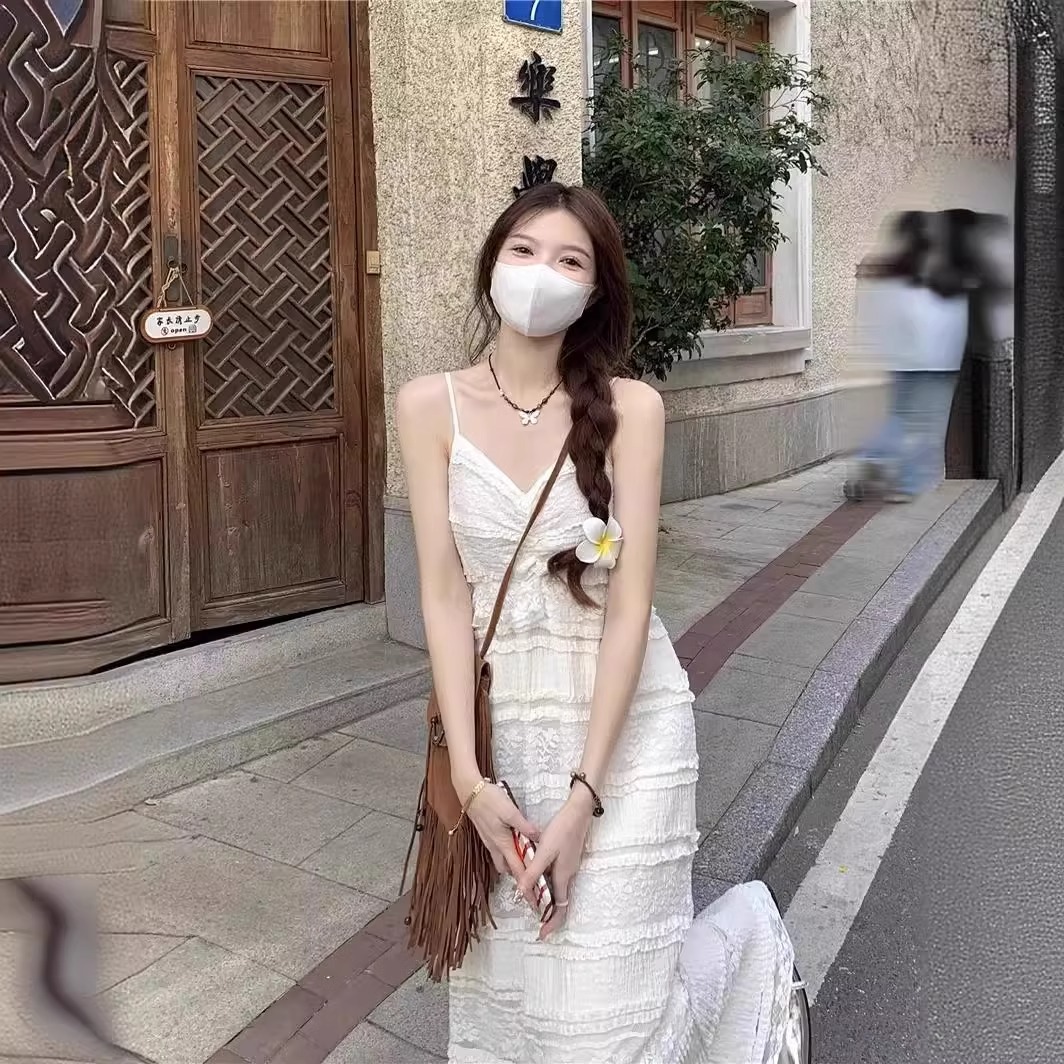 OKTW法式蕾丝吊带连衣裙女2024夏新款气质收腰显瘦蛋糕裙海边长裙 - 图1