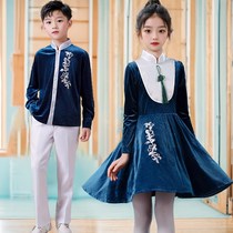 Middle China Wind Children recite to perform long sleeve gown elementary school childrens choir performance junior high school