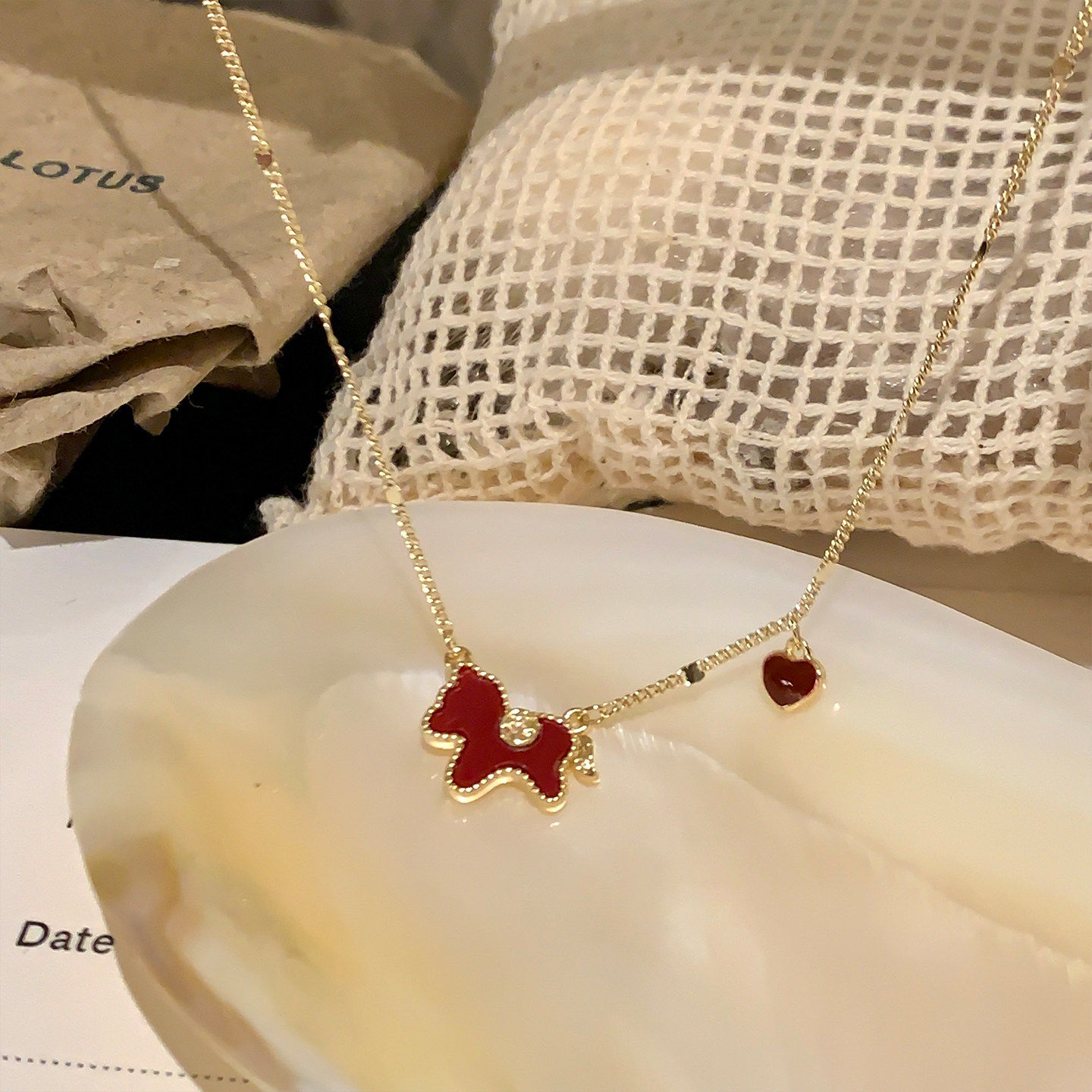 新年红色滴油金边小马项链女轻奢高级感锁骨链配饰气质毛衣链颈链,淘宝优惠券,粉丝福利购,淘宝优惠卷