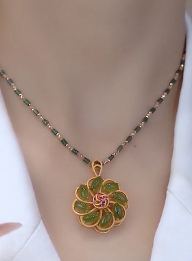 网红时尚绿色镶嵌项链女2023年新款高级感旋转幸运花吊坠挂件配饰