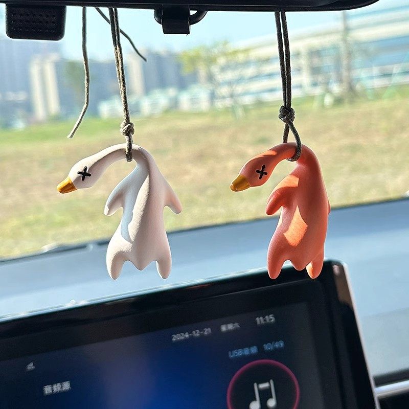 紫外线变色烤鸭车内装饰烤鸭汽车挂件钥匙手机创意挂饰遇光变紫