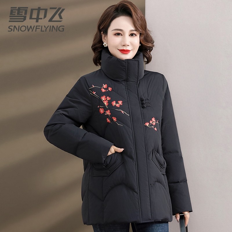 雪中飞梅花刺绣女士羽绒服冬季2025新款妈妈装国风复古中老年上装,淘宝优惠券,粉丝福利购,淘宝优惠卷