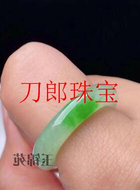 细糯种翡翠色白底青飘花阳绿玉戒