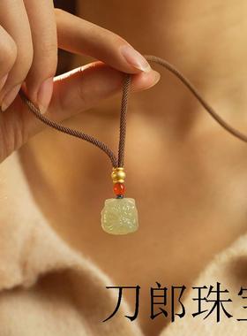 高端新疆和田玉色福瑞醒狮吊坠项