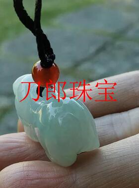 缅甸翡翠色发财猪吊坠金猪报喜立体雕刻十二生肖猪男女情侣款挂件