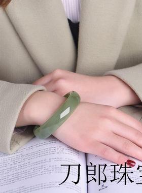 新疆和田玉手镯女高端浅晴水手镯