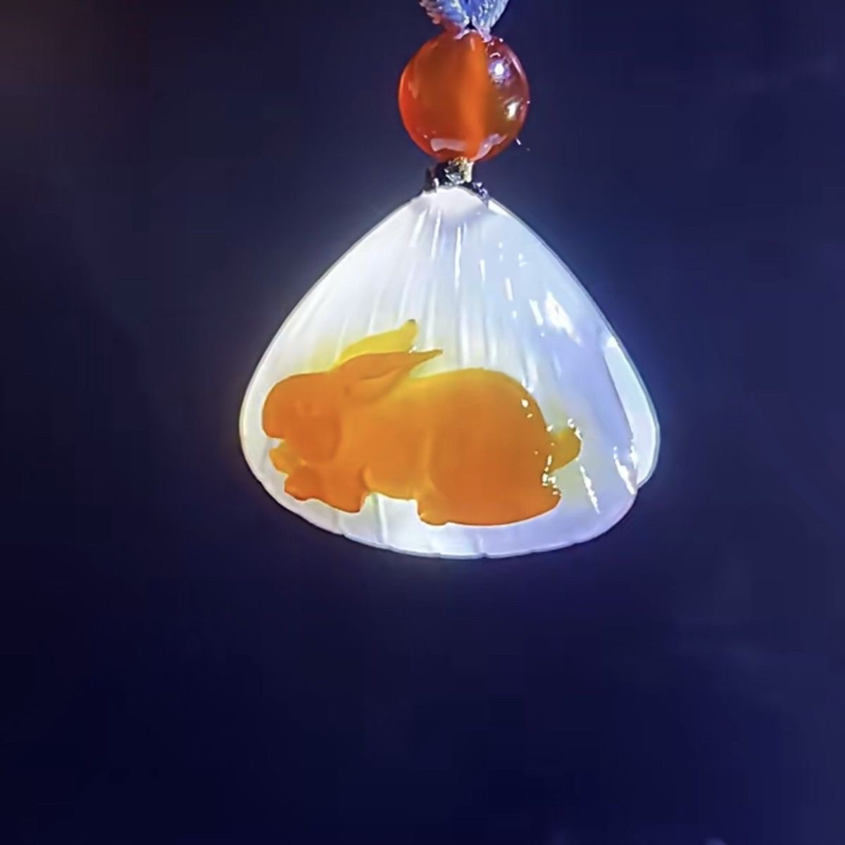 中国工艺天然玛瑙掌上明珠贝壳吊坠生肖猪挂件俏色贝壳吊坠送儿子 - 图3