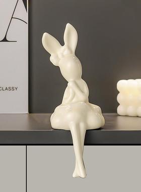 高档轻奢坐姿兔子摆件网红创意卡通客厅桌面酒柜电视柜玄关装饰品
