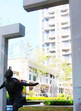 定制大型抽象异形石材雕塑铸铜小女孩奔跑法治之门廉政主题景观