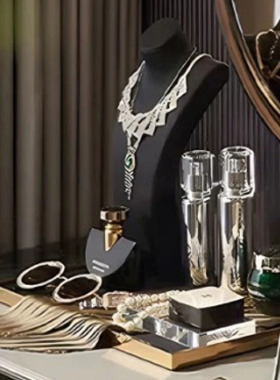 欧式现代样板间女士卧室衣帽间梳妆台化妆护肤品项链香水组合摆件