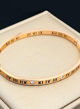 钛钢手镯时尚个性罗马字不掉色手环韩国简约女手链配饰品男款欧美