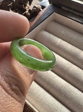 俄料碧玉指环有黑点女款18号内径18.3宽5.6厚3.6阳绿带证书