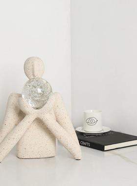 现代极简砂岩抽象手托球人物雕塑办公室书柜桌面创意家居装饰摆件