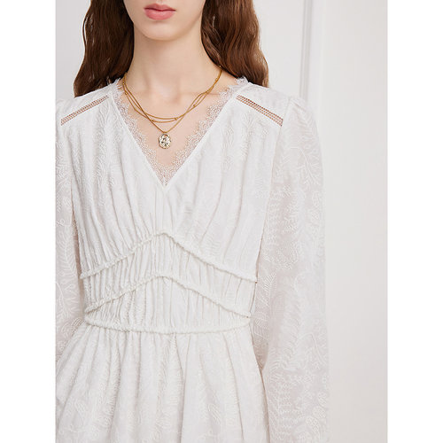 Goodland美地白色法式刺绣连衣裙女蕾丝v领2026春新款LC36105230 - 图2
