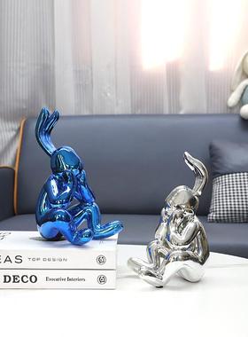 北欧轻奢坐姿发呆兔卡通摆件样板间家居玄关电视柜儿童房桌面饰品