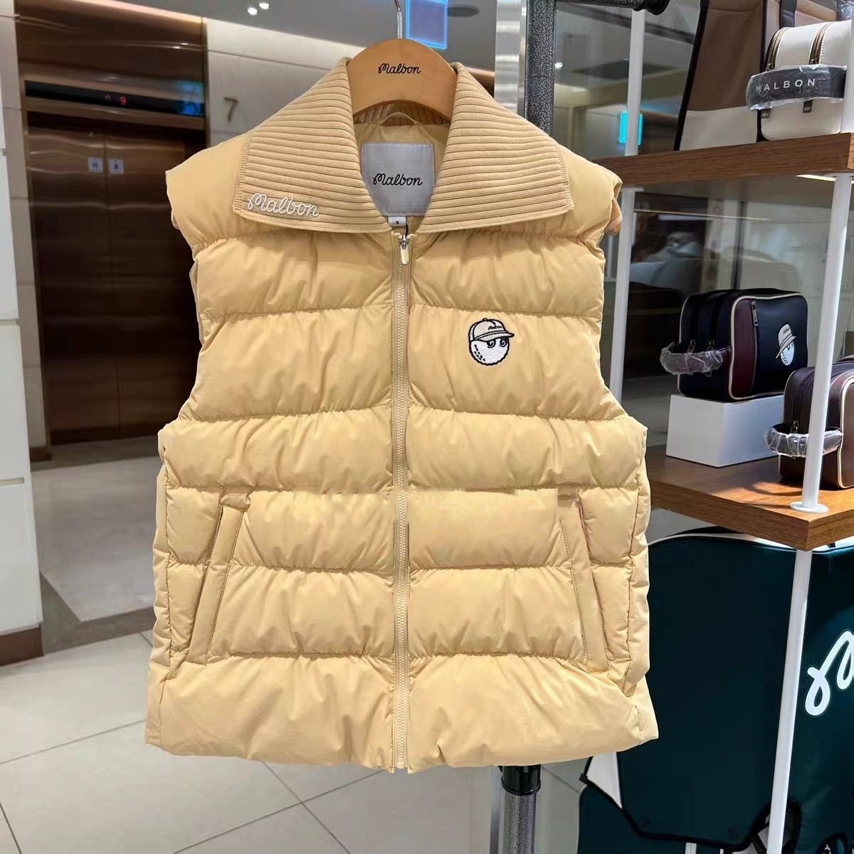 高尔夫服装女士25秋冬新款字标翻领棉马甲背心外套保暖舒适百搭,淘宝优惠券,粉丝福利购,淘宝优惠卷