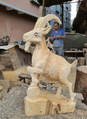 动物家居装饰件木香樟木生肖牛摆件桌面实木手工雕刻马猪原木花纹