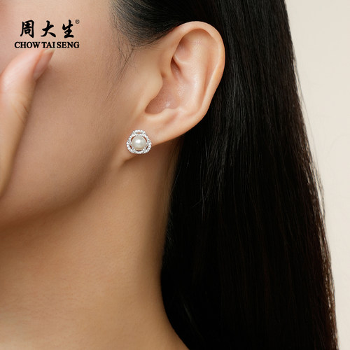 周大生山茶花珍珠耳钉扁圆珍珠强光泽时尚简约耳饰女6-6.5mm - 图1