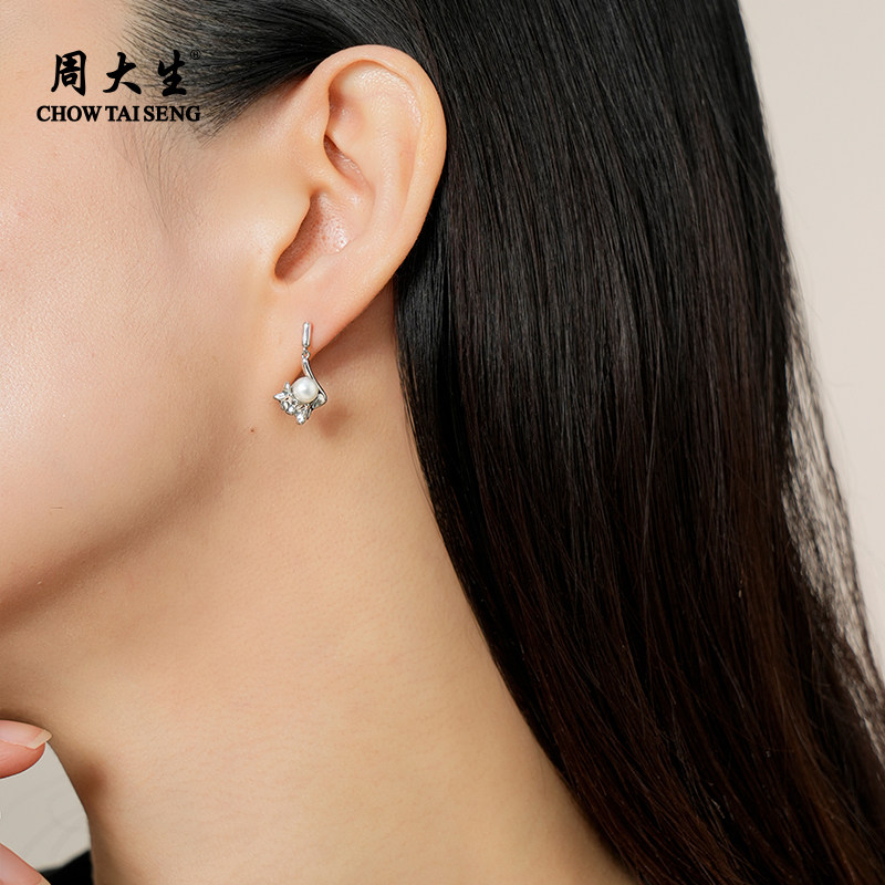 周大生珍珠耳钉白贝耳钉强光珍珠耳钉百搭耳饰银耳针生日礼物,淘宝优惠券,粉丝福利购,淘宝优惠卷