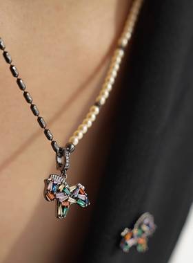JoJo｜酷飒黑色链条拼接珍珠项链彩色锆小马吊坠女生潮流时尚配饰