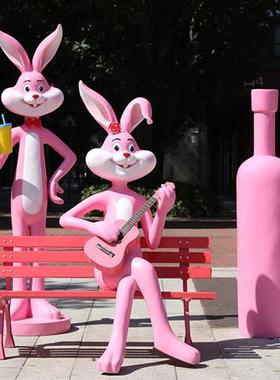 户外卡通玻璃钢足球兔子雕塑幼儿园学校球场体育馆景观装饰摆件