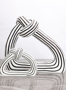 现代简约创意白黑条纹扭结树x脂摆件样板房家居玄关客厅软装饰品