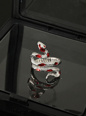 无聊了戴条遍体鳞伤的小蛇!戒指