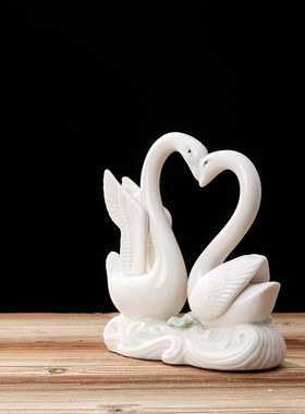 陶瓷摆件创意欧式居家客厅酒柜摆D设德化白瓷天鹅一对实用装饰品