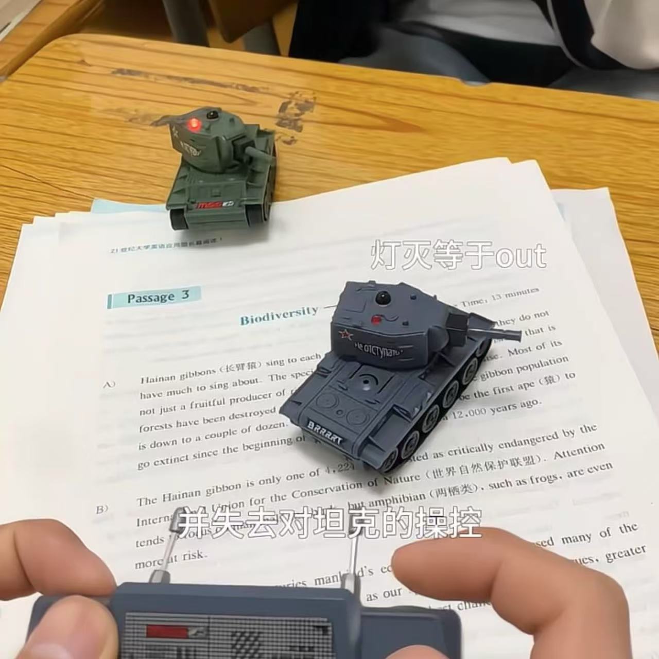 迷你遥控坦克创意仿真可充电越野车红外对战遥控车送男朋友小礼物 - 图2